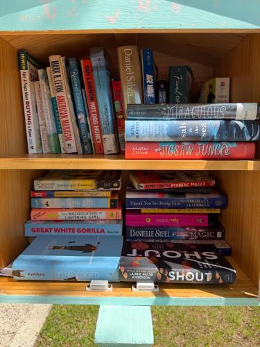a book shelf filled with lots of books at Saltwater Inn in Belmar