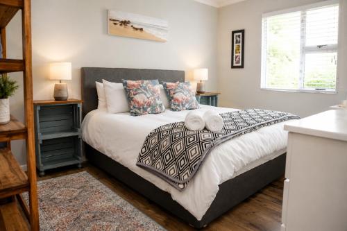 a bedroom with a large bed with two pillows at Die Fijnbos in Glentana