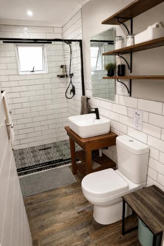 a bathroom with a toilet and a sink at Die Fijnbos in Glentana