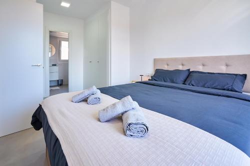 a bedroom with a bed with towels on it at Sun&Fun Villa in Vinarós