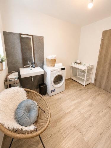 a bathroom with a washing machine and a sink at Glamping Tisá in Tisá