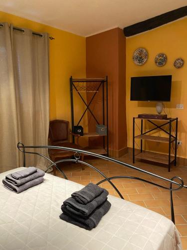 a room with a bed with two towels on it at Casa Venusia in Alatri