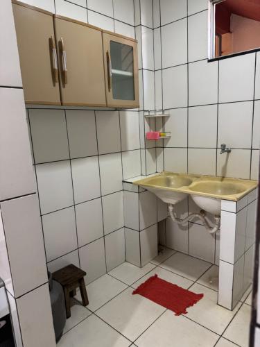 a bathroom with a sink and a mirror at Prédio Solar da Serra in Parauapebas