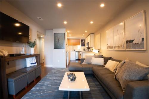 a living room with a couch and a table at Captains Quarters Waterfront & Pool in Annapolis