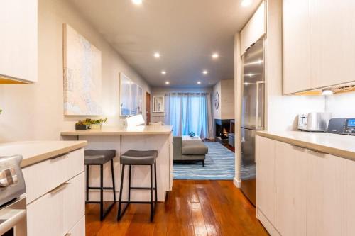 a kitchen with a counter and stools in a room at Captains Quarters Waterfront & Pool in Annapolis
