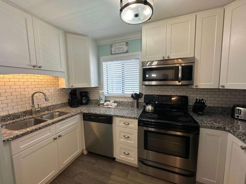 Hilton Head Resort 2BR Near Beach Pools Hot Tub photo 10