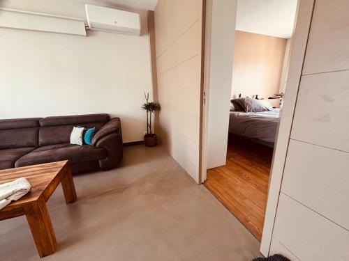 a living room with a couch and a bed at Belle maison hyper centrale 3 chambres in Lagord