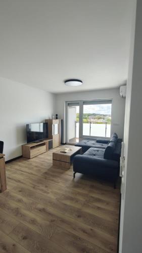 a living room with a couch and a tv at Ceramic Studio Bolesławiec-klimatyzacja, parking podziemny in Bolesławiec
