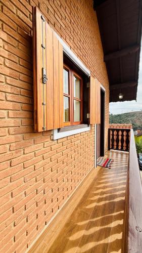 a building with a window on the side of it at Pousada Florada do Amanhã in Monte Verde
