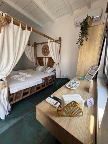 a bedroom with a bed and a table with a table sidx sidx at Beach Bungalows Costinesti in Costinesti