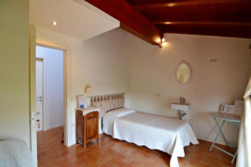 a bedroom with two beds and a mirror at Corte delle Giuggiole in Cologna Veneta