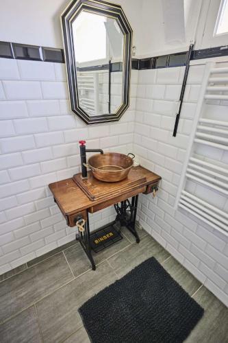 a bathroom with a bowl sink and a mirror at Gîte ferme équestre avec piscine in Castex