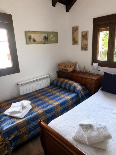 a bedroom with two twin beds and a bedskirts at Ca el retriñon in Felechosa