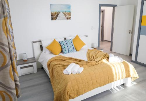 a bedroom with a bed with towels on it at North Pearl Guesthouse in Porto Moniz