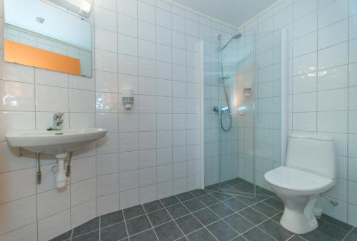 Ett badrum på Fast Hotel Lofoten