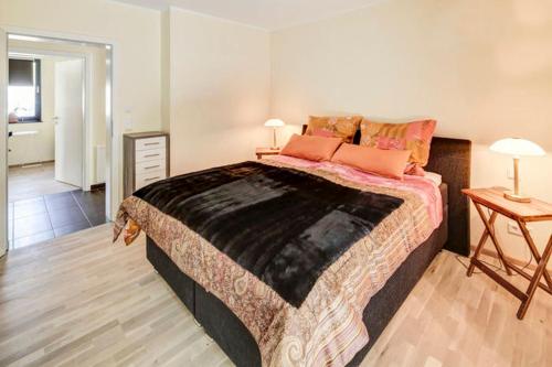 a bedroom with a large bed in a room at Immas Welt in Utting