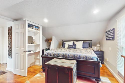 a bedroom with a bed in a room at Cozy Cottage w/ Hot Tub in Freeland, Pets Welcome! in Freeland