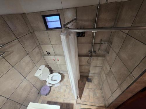 an overhead view of a bathroom with a toilet and shower at Descanso de la Furia in San Carlos
