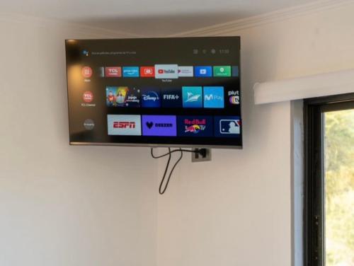a flat screen tv hanging on a wall at Refugio para 2 in Santa Cruz