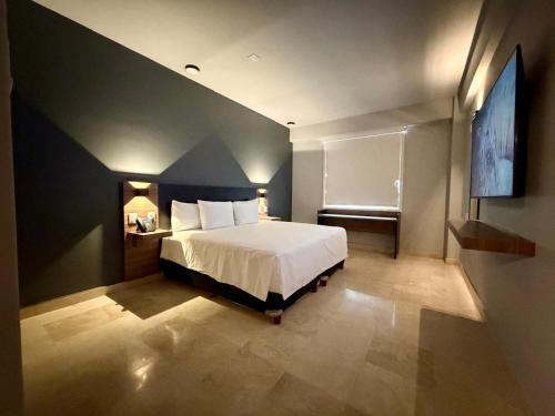 a bedroom with a large white bed in a room at San Germán in Guasave