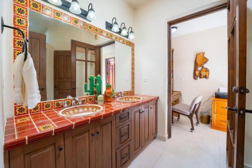 a bathroom with two sinks and a large mirror at Stunning home - Amazing Mountain Views in Loreto