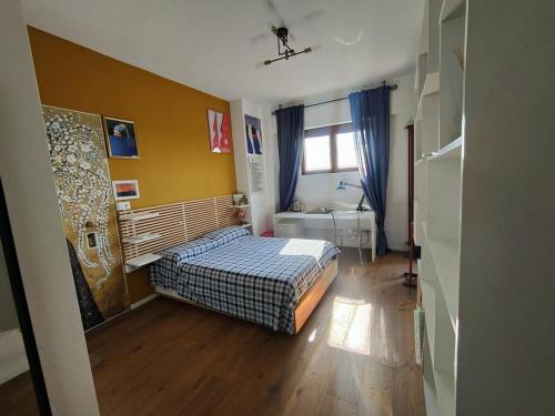 Private bedroom, bathroom, and terrace, metro, no kitchen