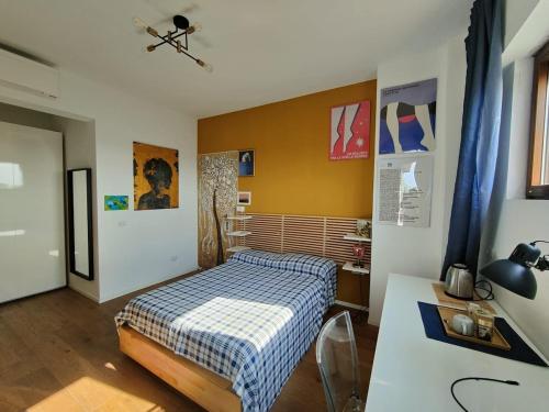Private bedroom, bathroom, and terrace, metro, no kitchen