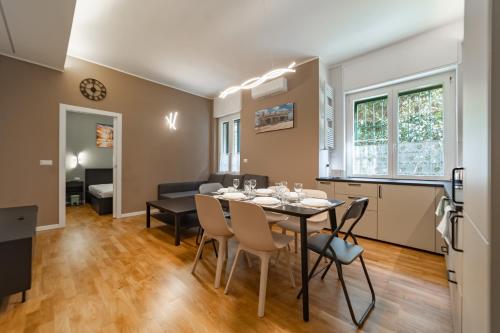 5 Min Car from Central Station, with 2 Bedrooms