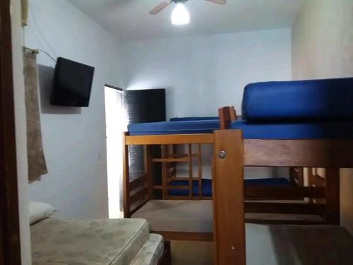 a room with a bunk bed and a tv at Estância Bonanzza Barretos in Barretos