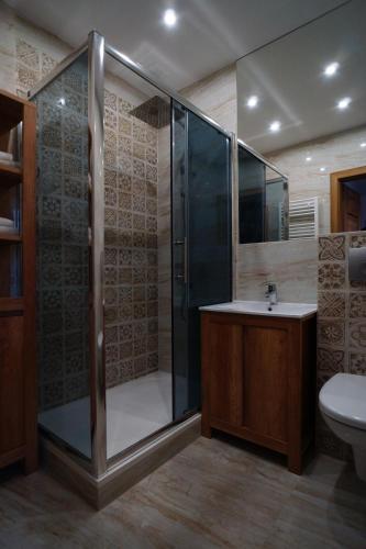 un baño con ducha y lavabo en Apartament MARIACKA 42, en Gdansk