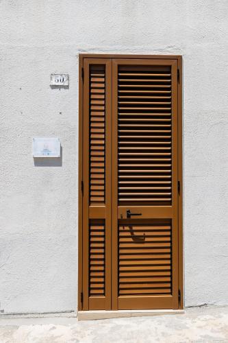 a wooden door on the side of a building at GioLì in Matino