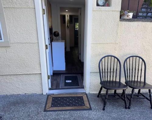 two chairs sitting in front of a door at Victoria BNB in Victoria