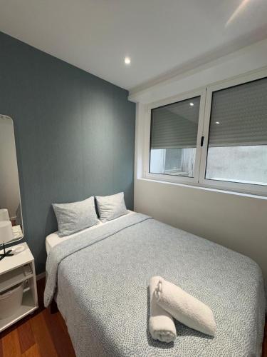a bedroom with a bed and a window at Dormitorio no Porto in Porto