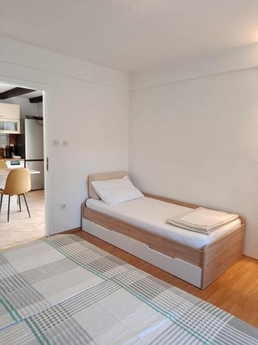 a bedroom with a bed in a room at Apartmani Gero in Lopar