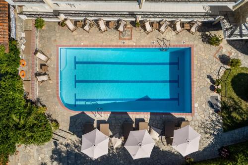 an overhead view of a swimming pool with umbrellas at Hotel Sarikas in Polychrono