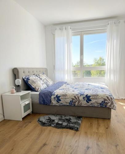 a bedroom with a bed and a window at Bright and cozy studio entre Paris et Disneyland in Champs-sur-Marne