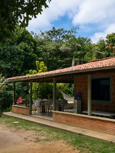 a house with a patio with a table and chairs at Refúgio na Serra à 15min do Centro in Crato