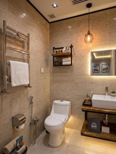 a bathroom with a toilet and a sink at Xalxal Balayi Hotel in Xalxal