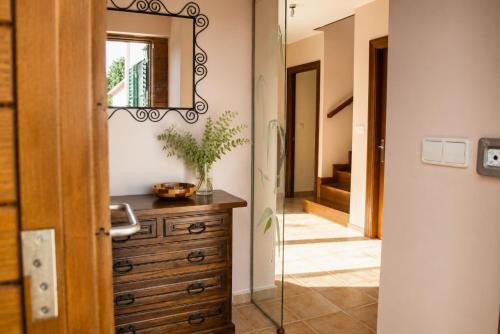 a hallway with a dresser and a mirror at La Cepada in Carrandi