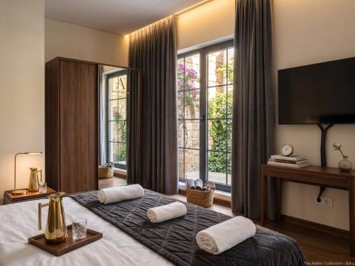 a bedroom with a large bed with a large window at Xalxal Balayi Hotel in Xalxal