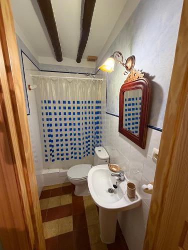 a bathroom with a sink and a toilet at Los Chinchanes in Santa Cruz de Grío