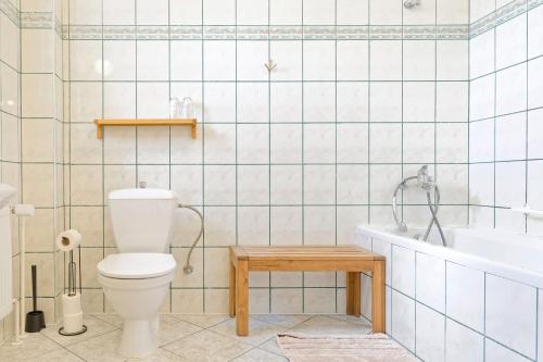 un baño con inodoro y bañera en Hotel Monaco, en Náměšť nad Oslavou