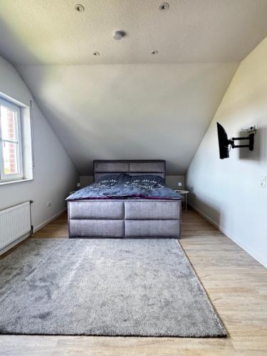 ein Schlafzimmer mit einem Bett auf dem Dachboden in der Unterkunft Studio No 1 in Heinsberg