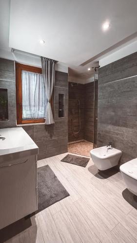 a bathroom with two sinks and a toilet and a shower at NURAS - Casa degli Anemoni in Porto Conte