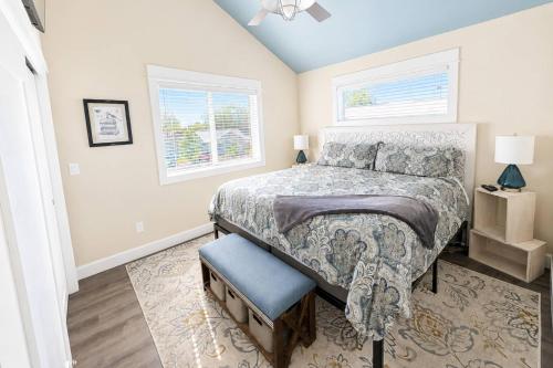 a bedroom with a bed and a window at Tranquil Charm in Redmond