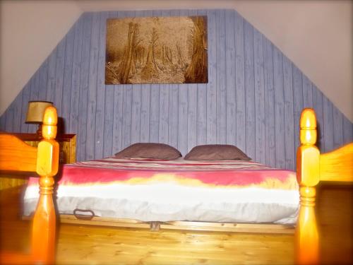 1 dormitorio con 1 cama en una habitación en Kerarz - Chambre d'hôtes en Mauron