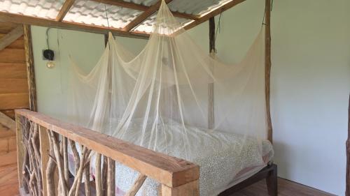 a bed in a room with a net at Reserva Wanaka, San Carlos in Cocorná
