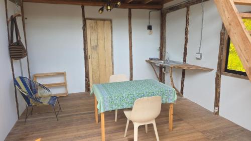 a room with a table and chairs and a sink at Reserva Wanaka, San Carlos in Cocorná