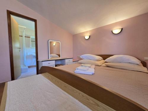 Apartments with parking space Barbat, Rab - 23180
