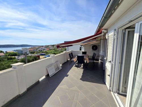 Apartments with parking space Barbat, Rab - 23180
